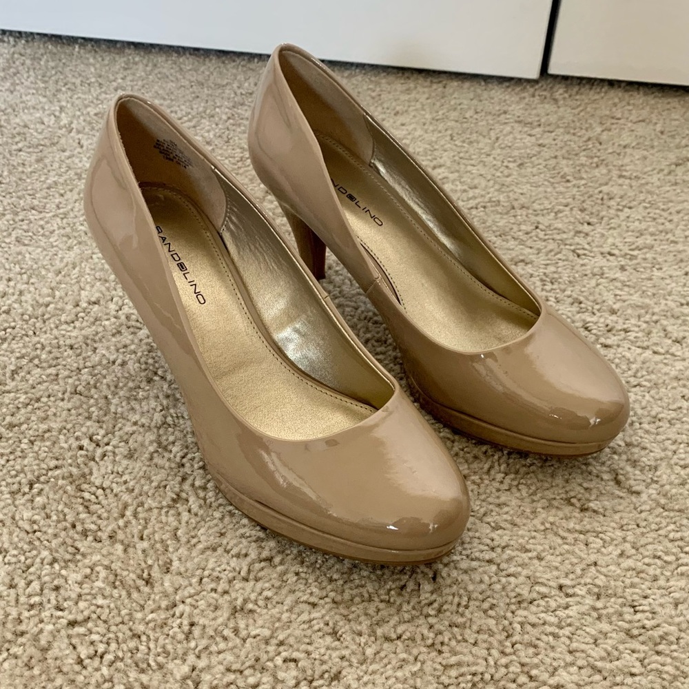 Bandolino tan patent leather round toe heels